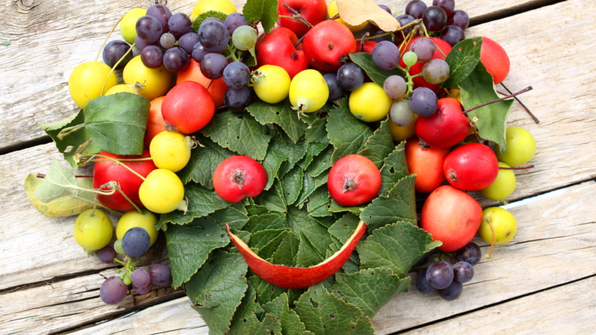 Endast två av tio svenskar får i sig den dagliga rekommenderade dosen frukt och grönt. Foto: Shutterstock